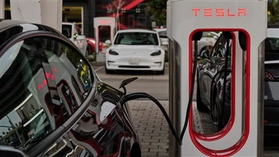 Mercat europeu de cotxes de març: les vendes d'electricitat pura cauen un 11%...
