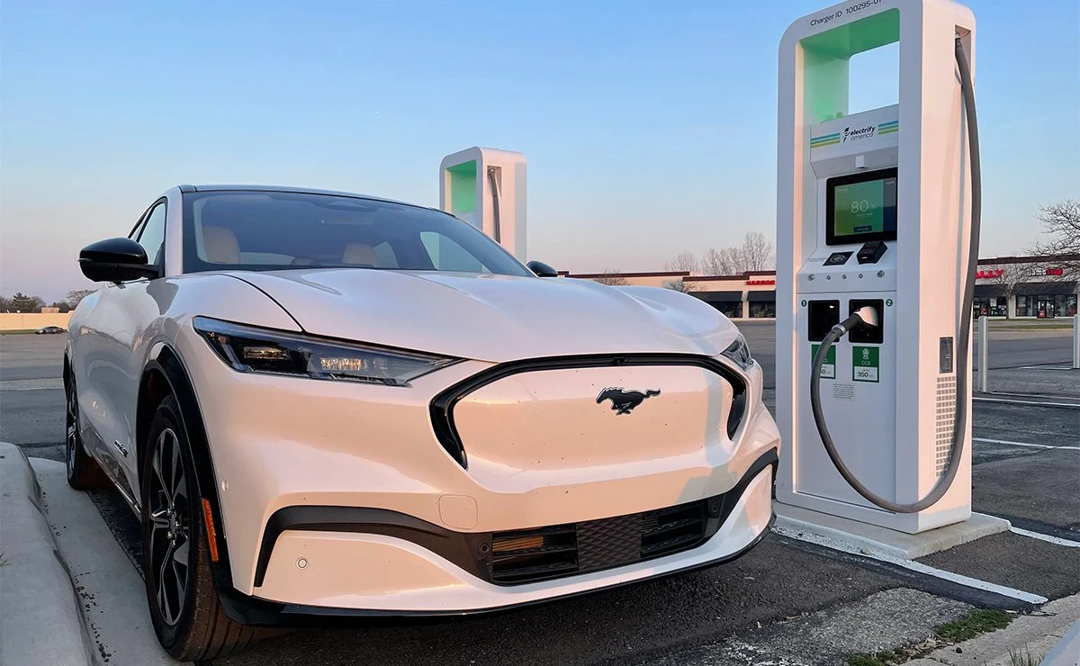 Tesla lidera a mesura que les matriculacions de vehicles elèctrics als Estats...