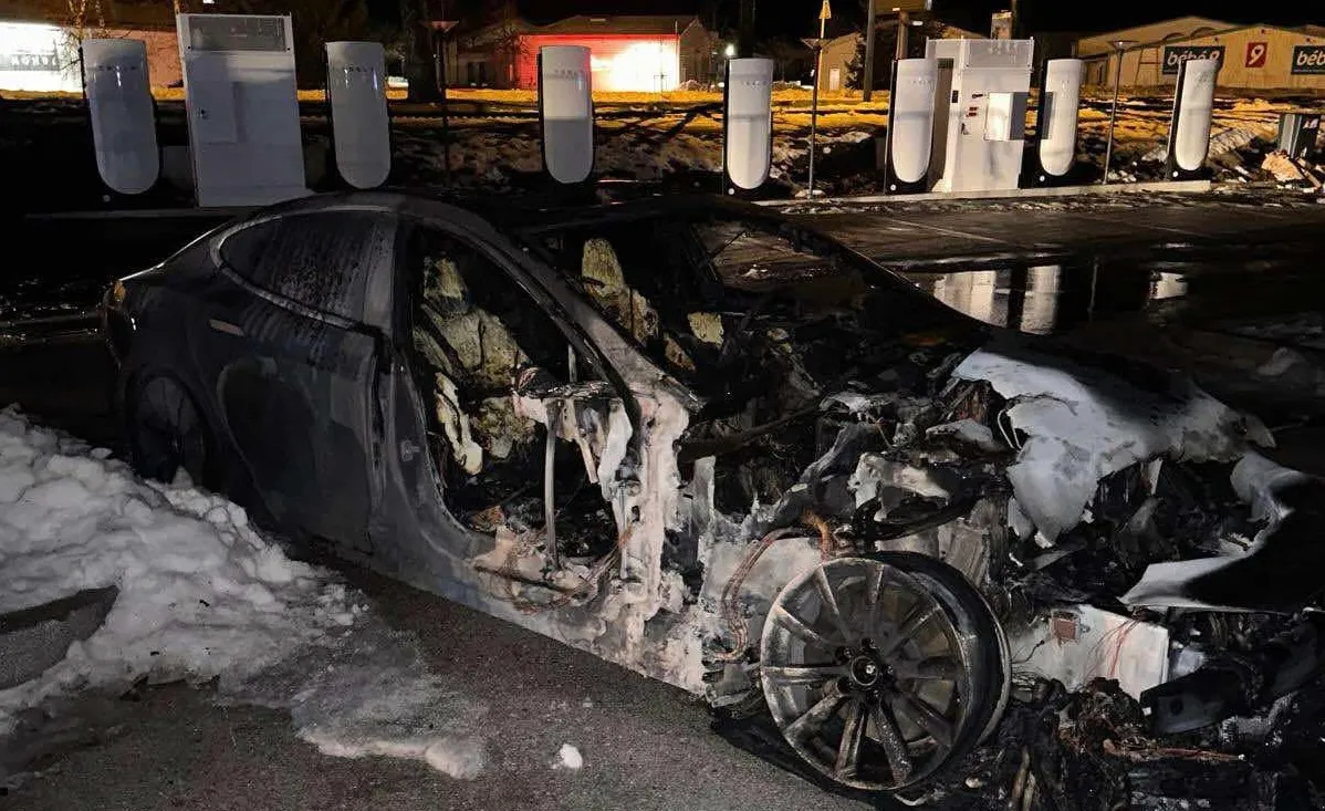 Tesla investiga un incident d'incendi que implica la càrrega del Model S a Fr...